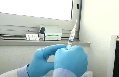 Проведение кодирования Вивитролом в Покрове Шприц с Вивитролом в руках у врача